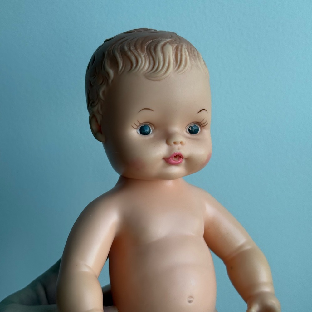 Regal Toys Canada Hug-A-Bye 1984 Vintage Vinyl Baby Doll 27 cm